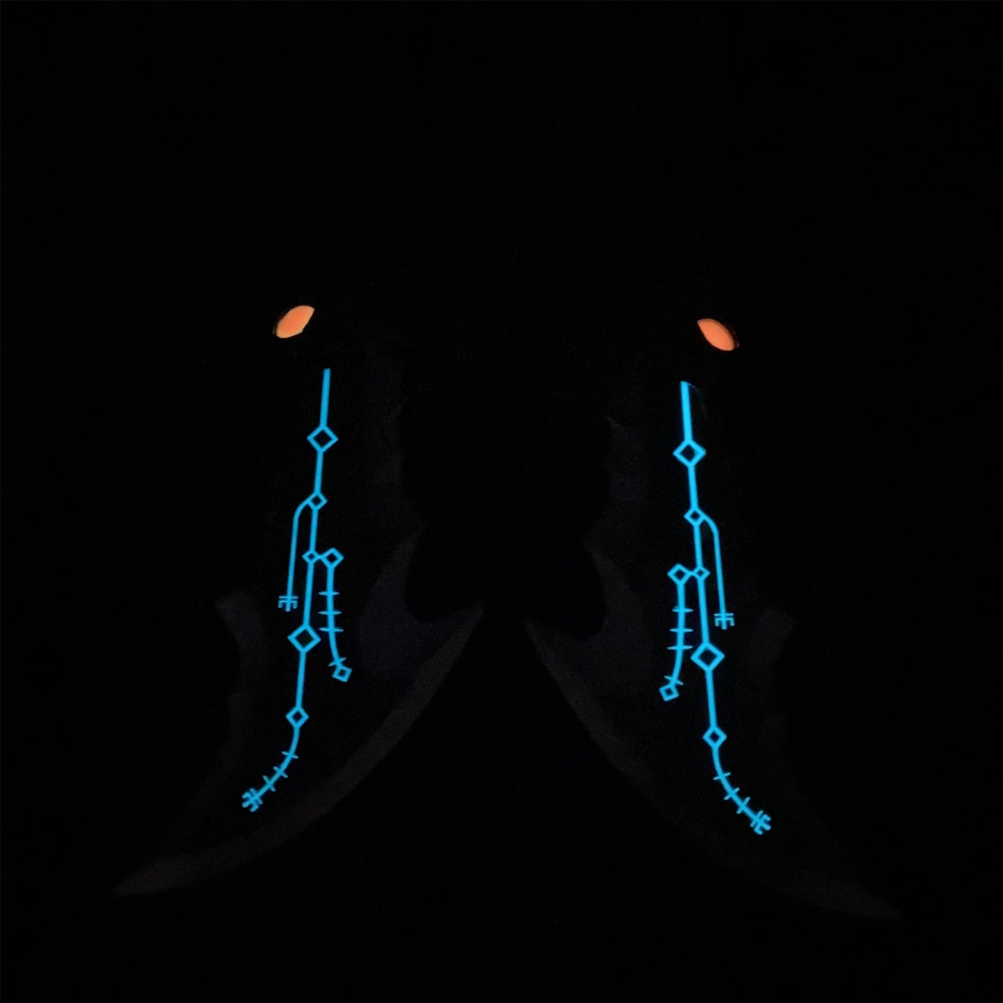 Metal Blades of Chaos 1:2 Luminous Replica
