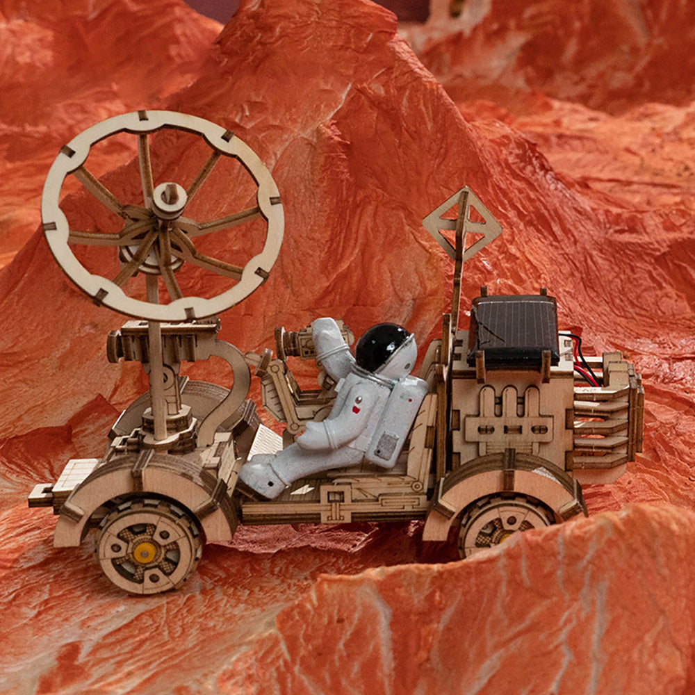 AM016 Solar Power Lunar Landing Vehicle Model Kit