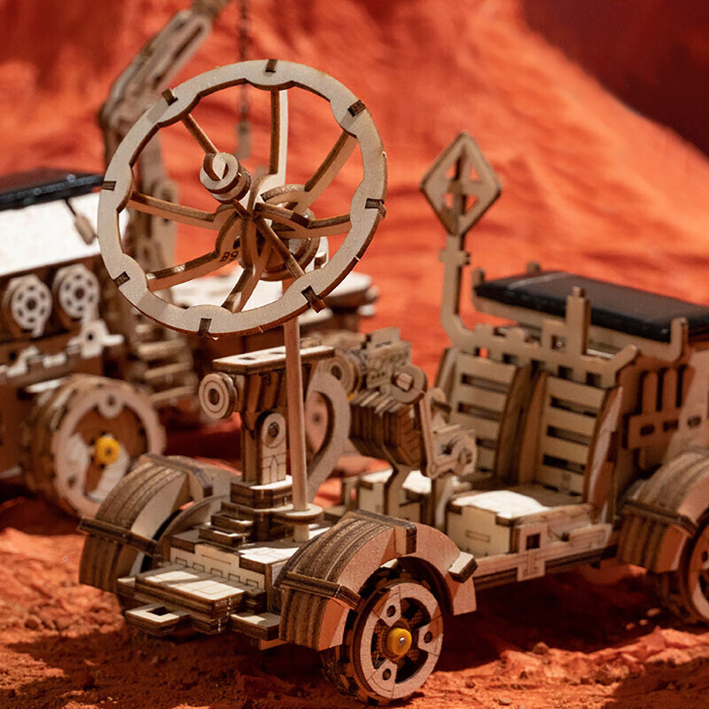 AM016 Solar Power Lunar Landing Vehicle Model Kit