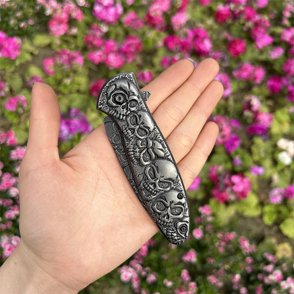 6 Skull Heads Folding Knife