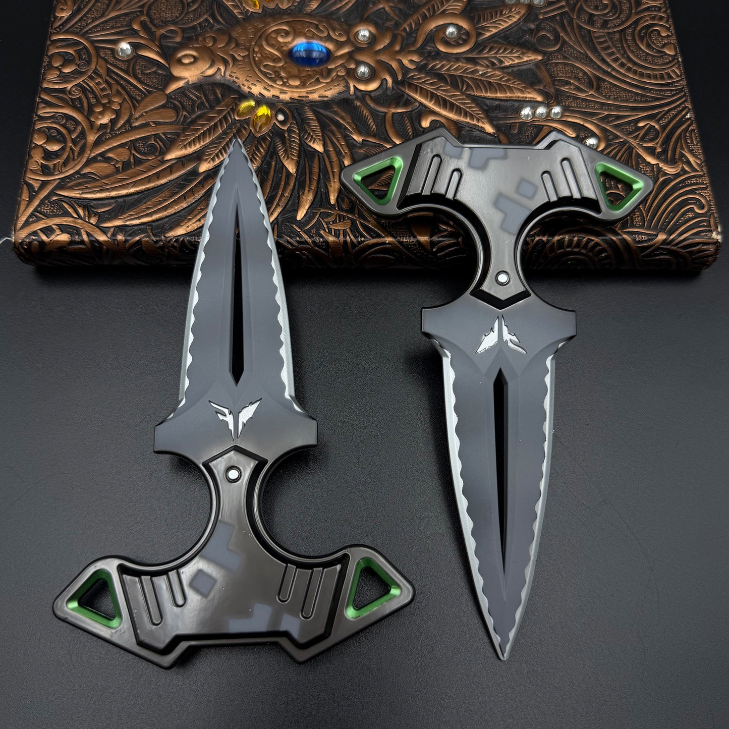 1:1 Scale Replica of Rogue Dagger Knife, Skin Replica Cosplay Prop Set Unsharpened Game Prop Collectible