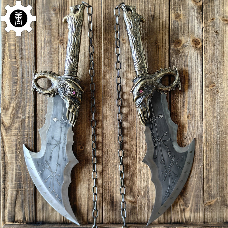 Kratos Lame Del Caos God Of War - Replica 1:1 In Metallo Set Di 2 Spade Con Targa Espositiva - 52 Cm - Per Cosplay E Collezionisti