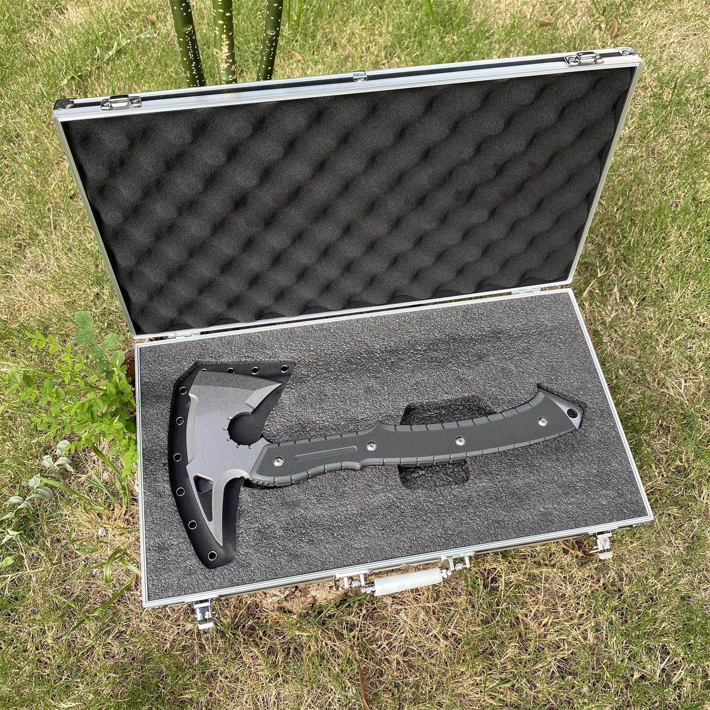 Handmade 8Cr Steel Re9 Leon Tactical Axe 40CM / 15.7" Full Scale Leon Hatchet For Collection