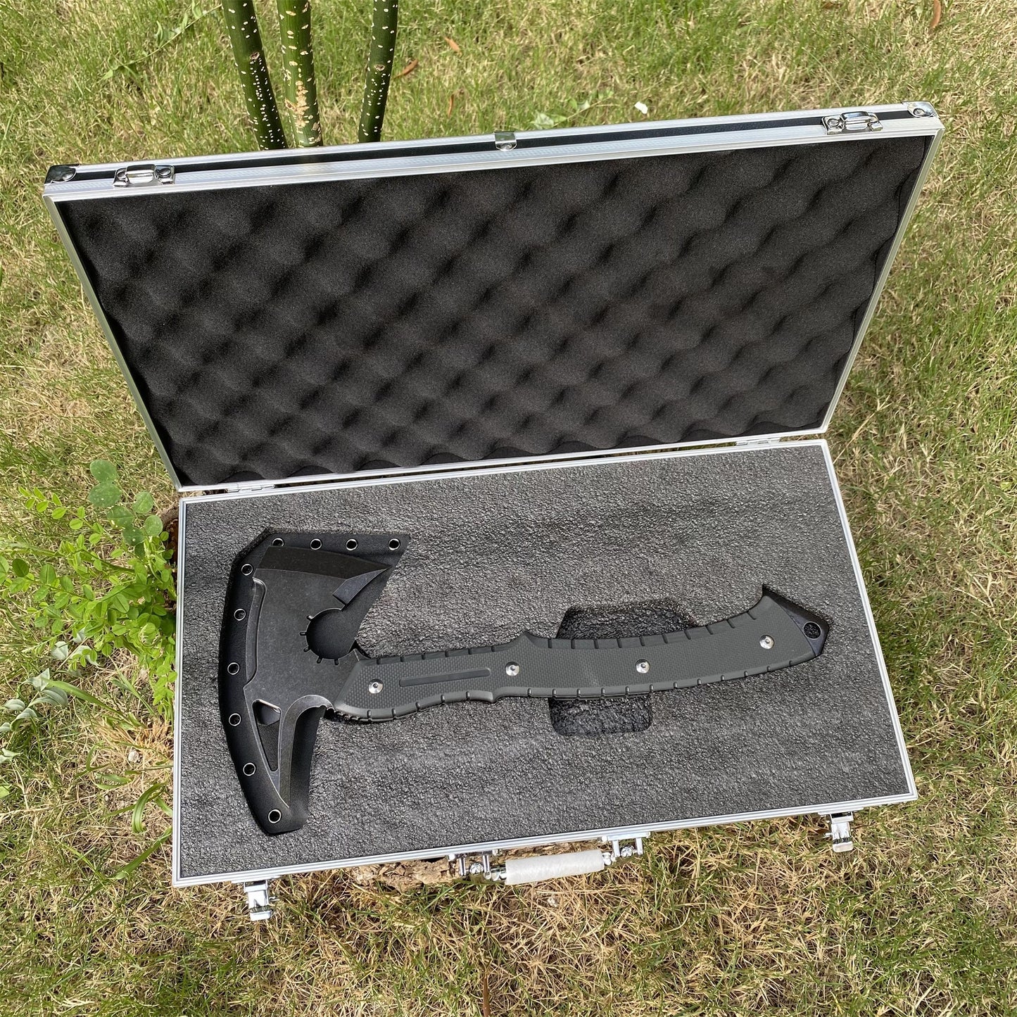 Handmade 8Cr Steel Re9 Leon Tactical Axe 40CM / 15.7" Full Scale Leon Hatchet For Collection